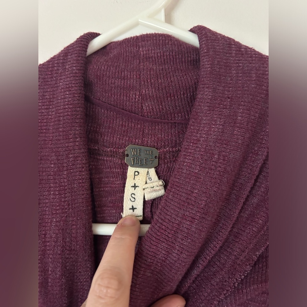 We The Free Free People Women's Red Knit Split Back Turtleneck Top Smal - Picture 5 of 7